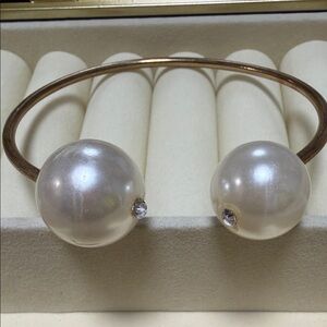 Elegant Pearl and Gold Bracelet with rhinestone accents